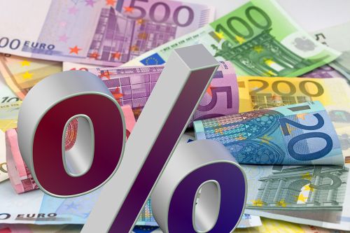 © M. Schuppich - Adobe Stock.com Foto: Euro-Scheine und Prozentzeichen