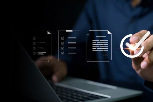 © A Stockphoto - stock.adobe.com Foto: Dokumenten Icons im Hintergrund ein Laptop