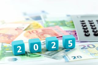 © Tatjana Balzer - stock.adobe.com Foto: 2025 Jahreszahl als Würfel vor Geldscheinen