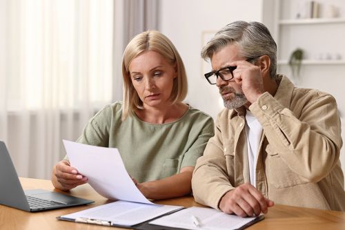 © New Africa - stock.adobe.com Foto: Älteres Ehepaar liest gemeinsam Dokumente