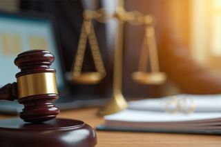 © Vadym - stock.adobe.com Foto: Richterhammer und Waage