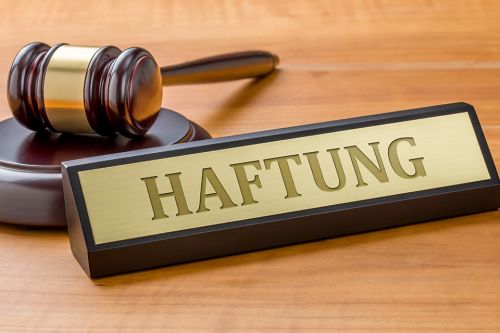 Foto: Schild mit Aufschrift Haftung und Richterhammer