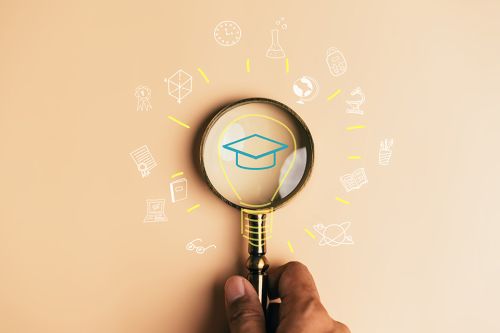 Foto: Lupe umgeben mit wissenschaftlichen Symbolen